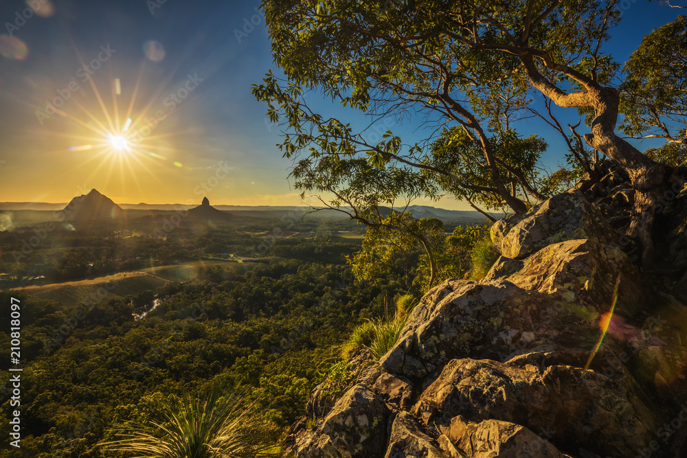 Fototapeta premium Zachód słońca widziany z Mt Tibrogargan, gór Glass House, Sunshine Coast, Queensland, Australia