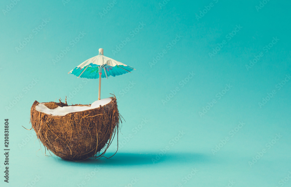 Fototapeta Tropikalna plaża koncepcja wykonana z owoców kokosowych i parasol słoneczny. Kreatywny minimalny pomysł na lato.