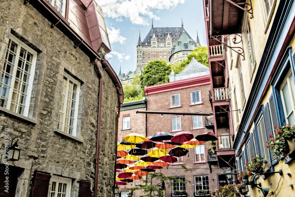 Naklejka premium Wiele parasoli na ulicy Petit Champlain w mieście Quebec w Kanadzie