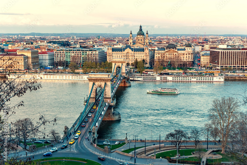 Obraz premium Famous chain bridge and Danube river