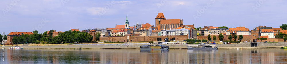 Obraz na płótnie Torun, Poland - Panoramic view of historical district of Torun old town by the Vistula river w salonie