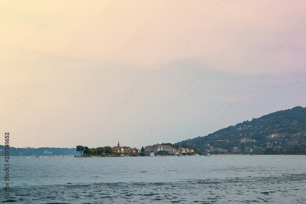 Isole Borromee nel lago maggiore al tramonto Isole Borromee nel lago maggiore al tramonto