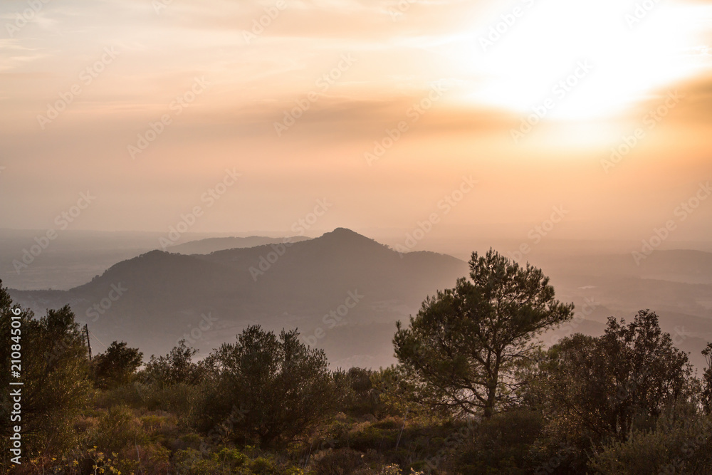 Obraz premium Sunset over the landscape of the mountain range