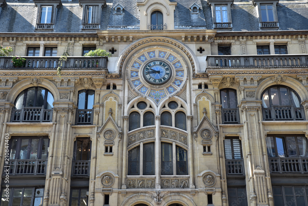Immeuble à horloge néo-gothique à Paris, France
