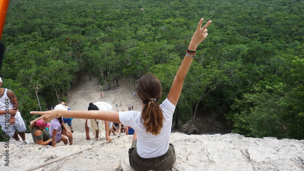 Obraz premium Chica observando las vistas desde las alturas de la pirámide de Cobá