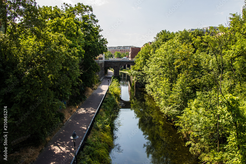 Wasserstadt Leipzig Fahrradfahren und Wohnen zwischen Karl Heine Kanal und Leipziger Hafen Wasserstadt Leipzig Fahrradfahren und Wohnen zwischen Karl Heine Kanal und Leipziger Hafen