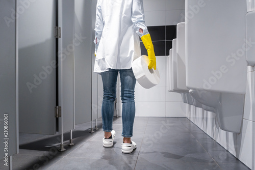 Photos Klofrau oder Raumpflegerin wechselt Klopapier in Toilette