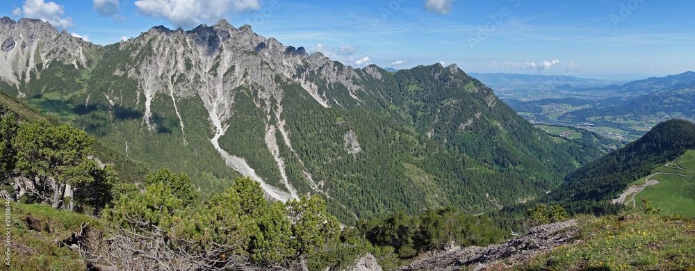 Bergpanorama mit Blick auf die Gurtisspitze und in das Rheintal 