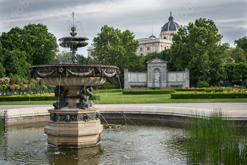 Canvas Print Fountain in park with museum in background