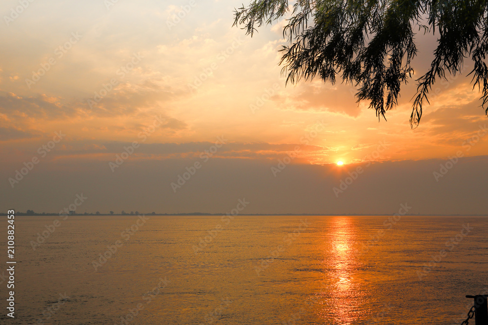 Atardecer en el rio Parana, Argentina Sud America Atardecer en el rio Parana, Argentina Sud America