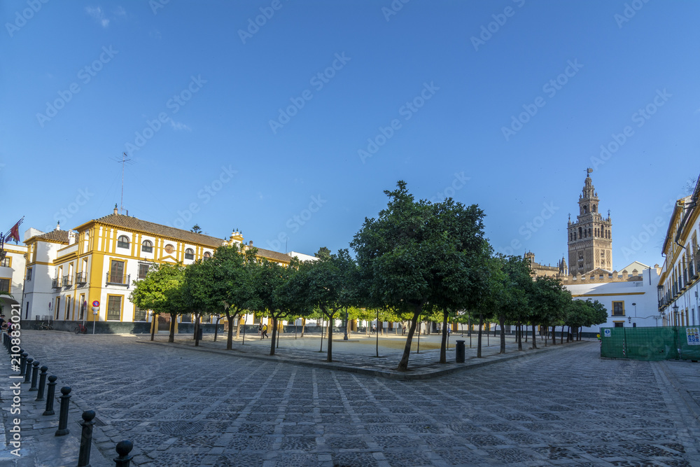 La torre de la catedral de Sevilla, la  Giralda  desde el Patio e Banderas