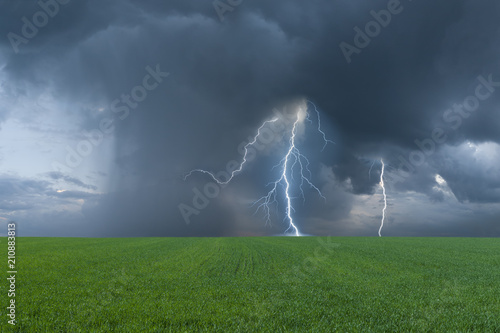 Φωτογραφία Green field and thunderstorm