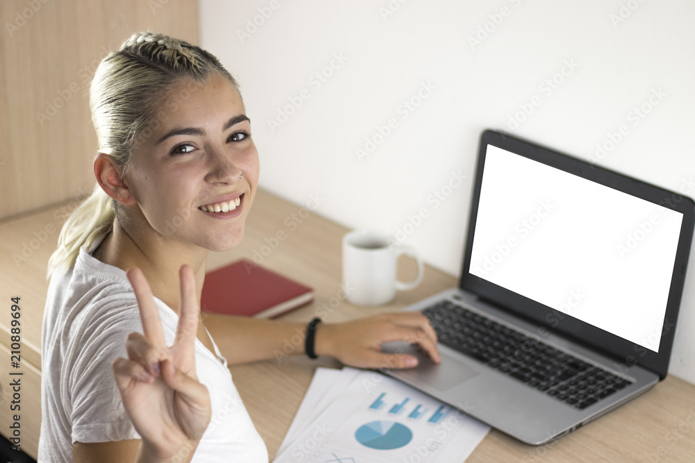 chica joven con ordenador haciendo el signo de la paz chica joven con ordenador haciendo el signo de la paz