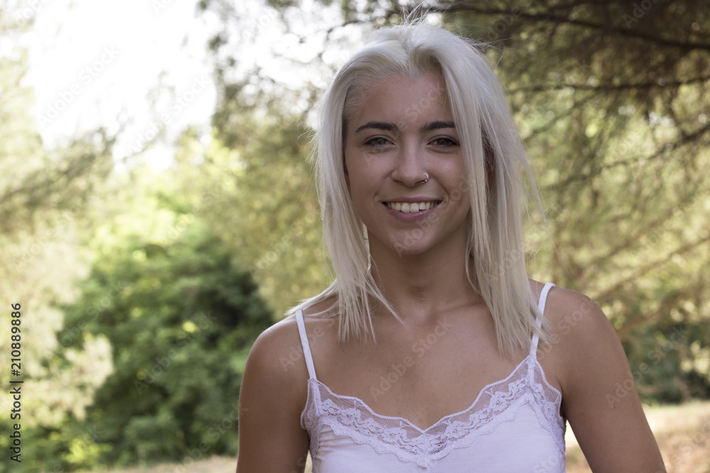 chica joven sonriente en el campo chica joven sonriente en el campo