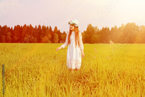 красивая счастливая девочка в поле в солнечных лучах наслаждается природой, концепция жизни и свободы