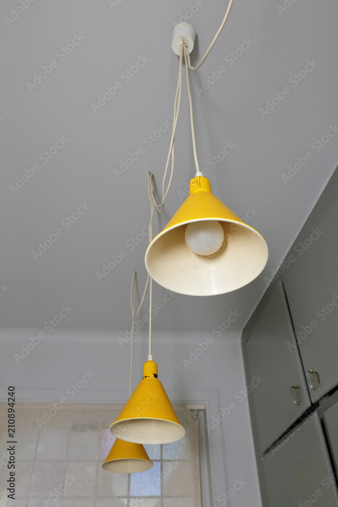 trio de lampes suspension dasn cuisine rénovée Stock Photo | Adobe Stock