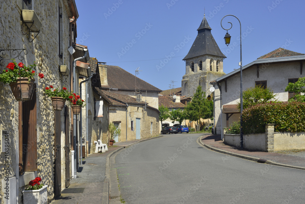 Sorges (24420 Sorges et Ligueux en Périgord) fleuri et son église, département de la Dordogne en région Nouvelle-Aquitaine, France