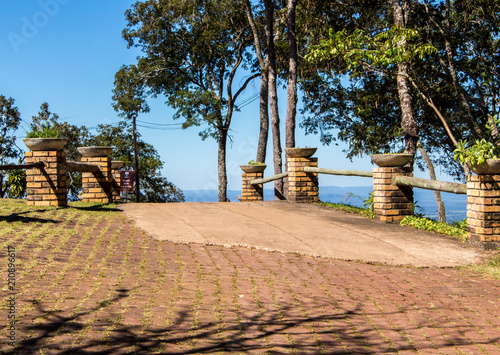 Caminho de pedras no campo