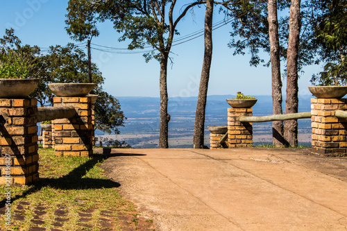 Caminho de pedras no campo