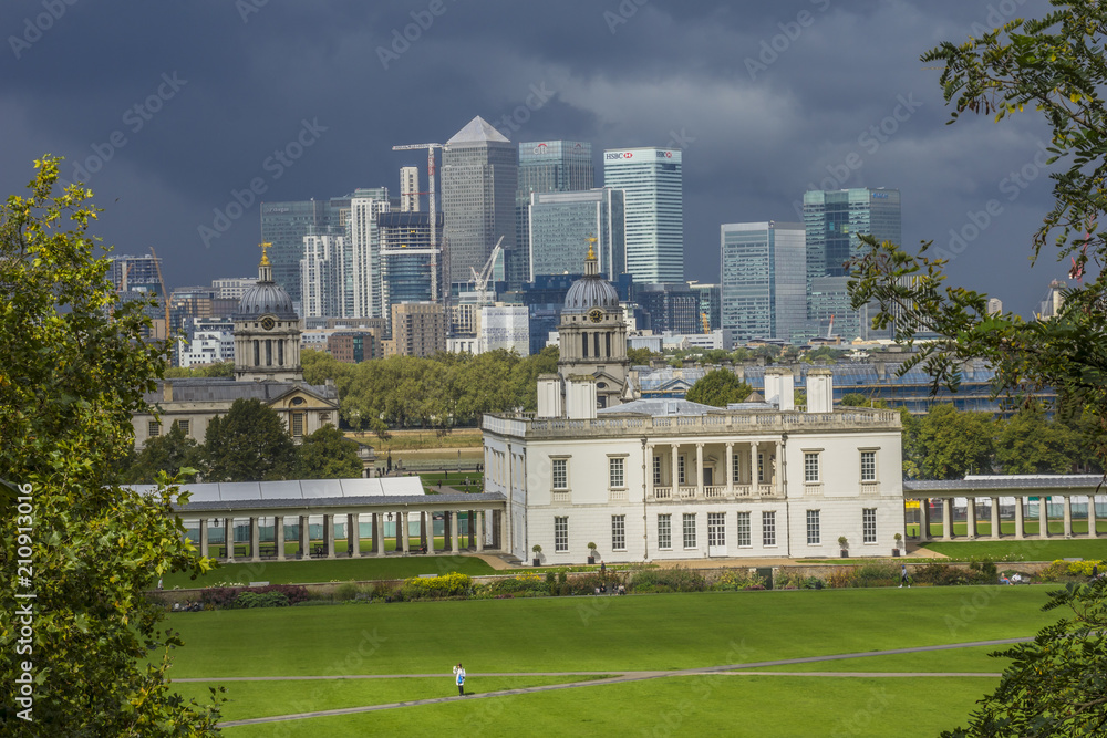 Obraz premium Skyline of the Canary Wharf business district of London. The Royal Naval College is in the foreground.