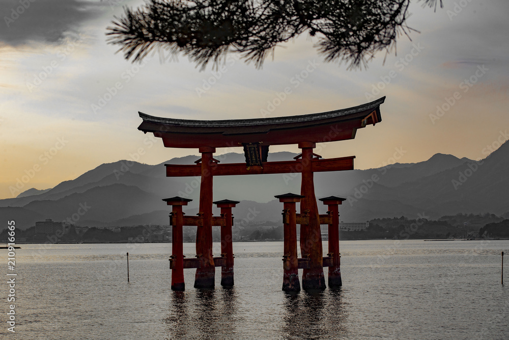 Torii de Itsukushima à Miyajima au Japon Torii de Itsukushima à Miyajima au Japon