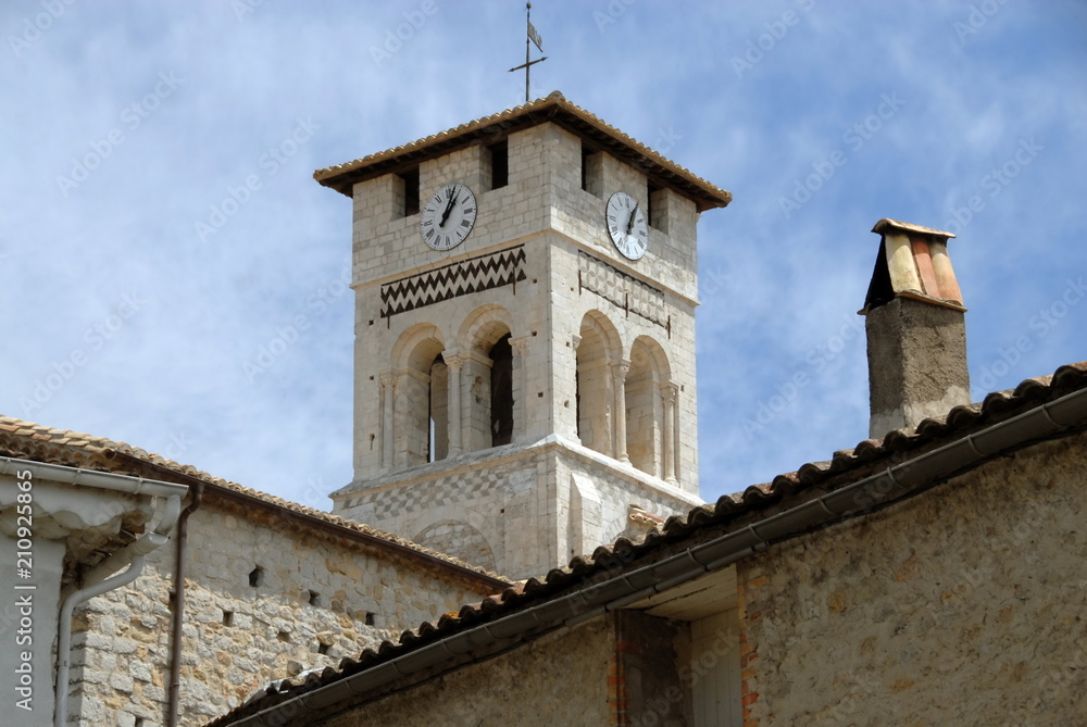 Ville de Ruoms, clocher de l'église Saint-Pierre-aux-Liens (XIIe siècle) , département de l'Ardèche, France