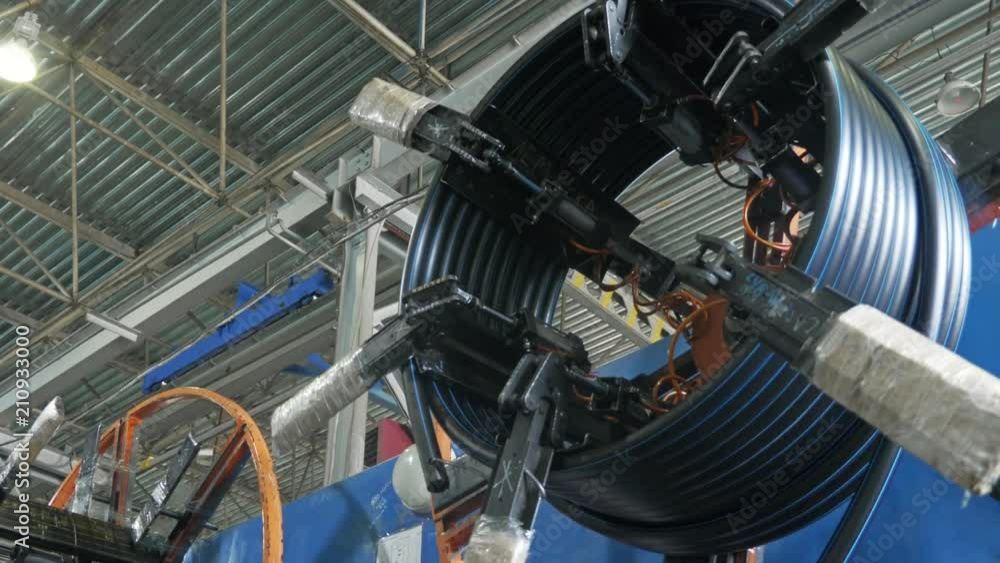 Roll threading coil pipe. Manufacture of plastic water pipes to the factory. Process of making plastic tubes on the machine tool with the use of water and air pressure. Roll threading coil pipe. Manufacture of plastic water pipes to the factory. Process of making plastic tubes on the machine tool with the use of water and air pressure.