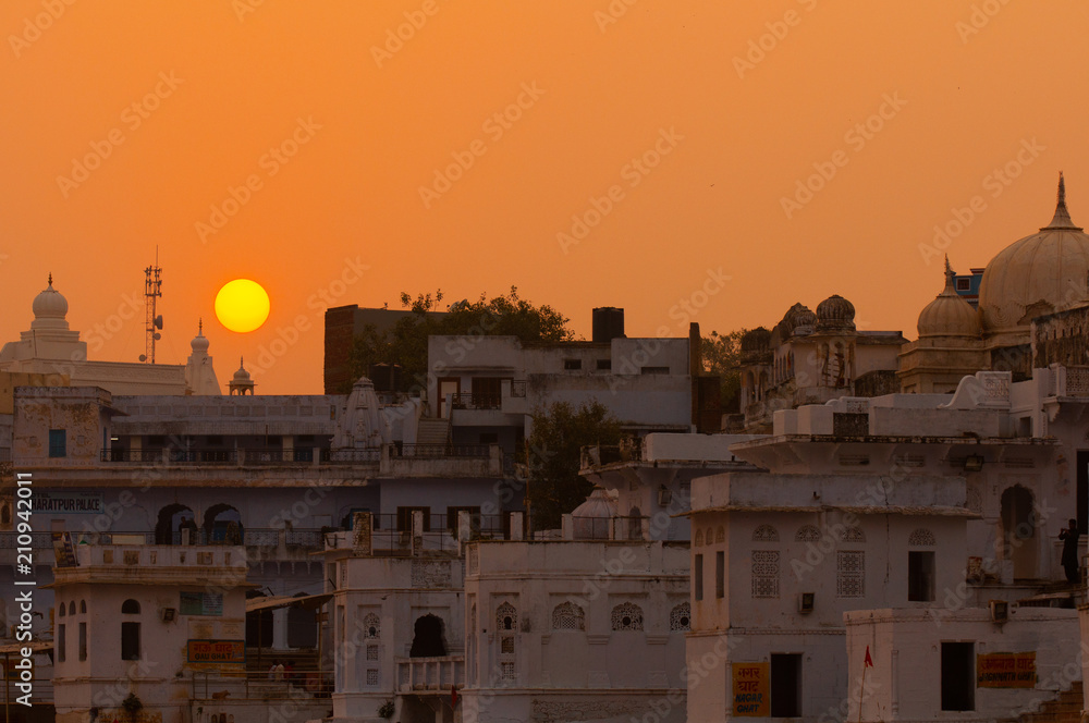 Fototapeta premium PUSHKAR, INDIA - OCTOBER 10, 2010: Sunset at sacred Pushkar city