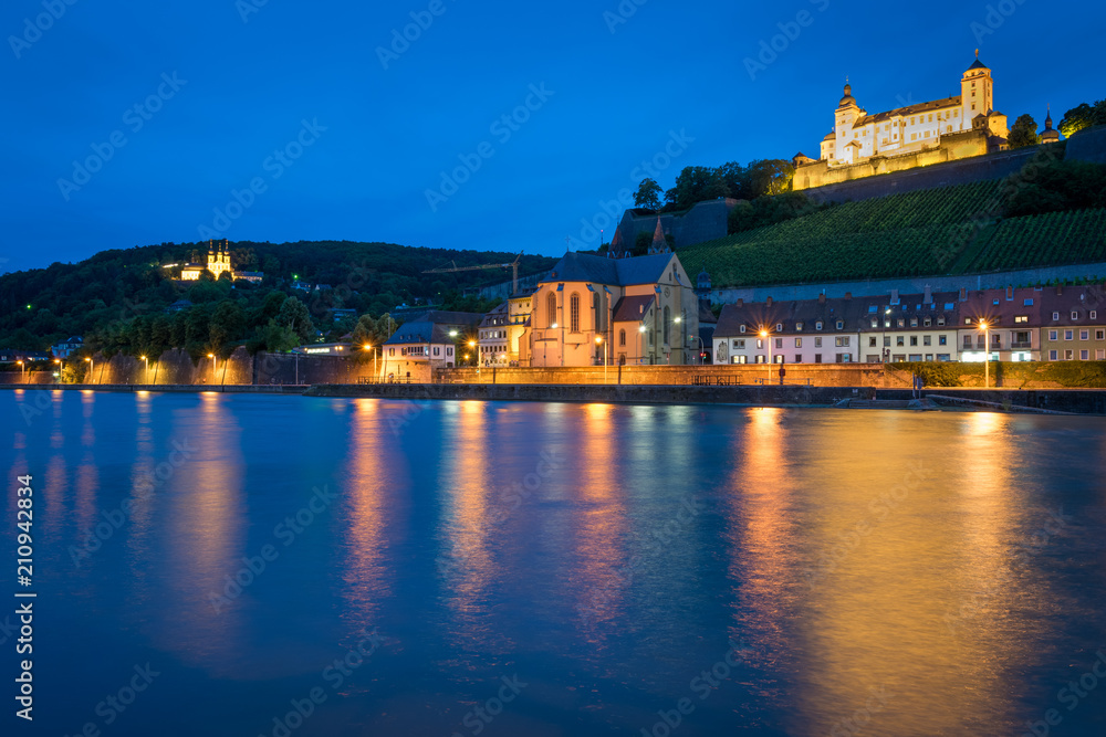 Wallfahrtskirche Käppelchen und Festung Marienburg in Würzburg am Abend