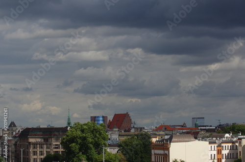 Plakat Burzowe chmury nad Wrocławiem, deszcz w mieście