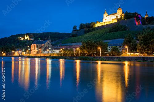Wallfahrtskirche Käppelchen und Festung Marienburg in Würzburg am Abend
