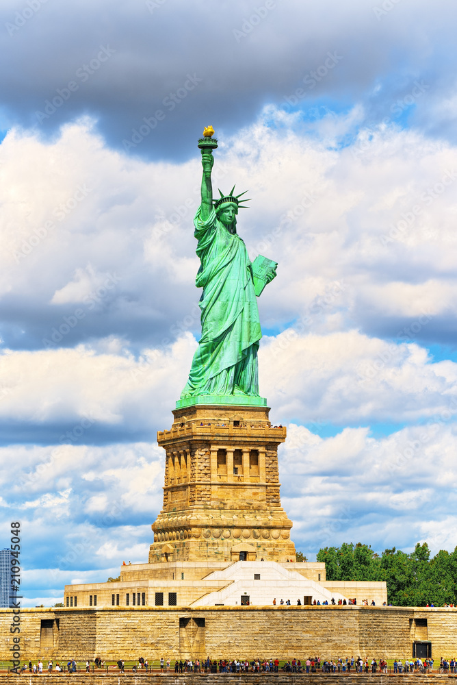 Obraz premium Statue of Liberty (Liberty Enlightening the world) near New York.