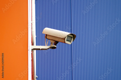 Obraz na płótnie Camera surveillance on the wall of the building w salonie