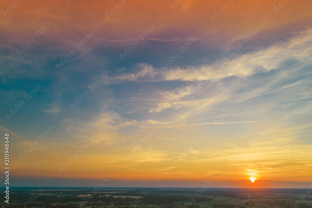 Obraz premium Colorful cloudy sky at sunset