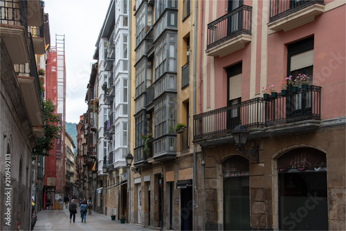 façades d'immeubles traditionnels à Bilbao en Espagne © Francois