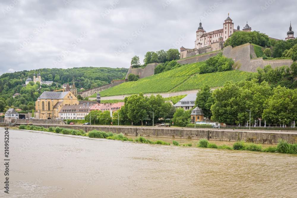 Festung Marienburg in Würzburg an einem bewölkten Tag im Sommer Festung Marienburg in Würzburg an einem bewölkten Tag im Sommer