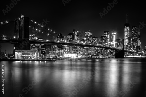 Fototapeta Naklejka Na Ścianę i Meble -  Brooklyn Bridge night lights