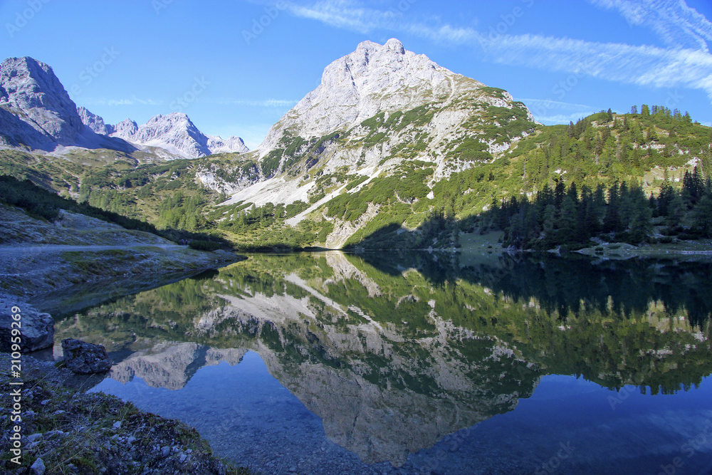 Seebensee Tirol mit Wasserspiegelung