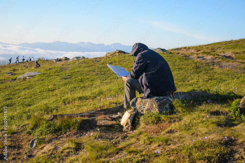 Obraz premium The person looks at the map