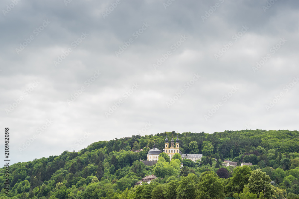 Wallfahrtskirche Käppele in Würzburg an einem bewölkten Tag im Sommer