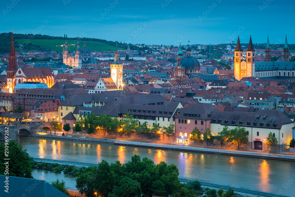 Obraz premium Miasto Würzburg w Bawarii wieczorem w lecie