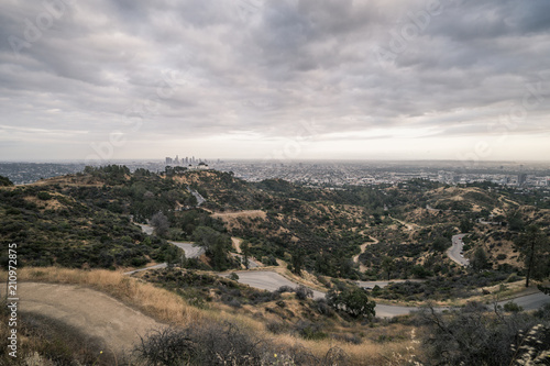 Aussicht   ber Los Angeles von den Hollywood Hills  mit Blick auf das Griffith Observatory 