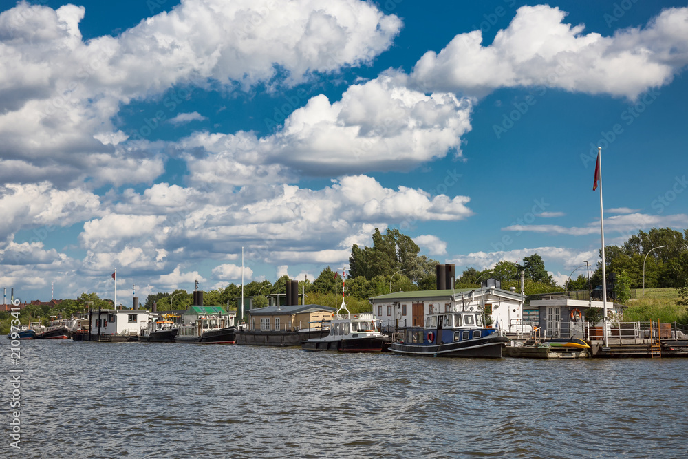 Obraz premium Hausboote auf einem Kanal im Hamburger Hafen