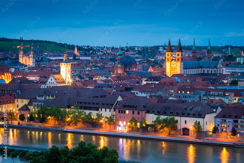 Die Stadt Würzburg in Bayern am Abend im Sommer