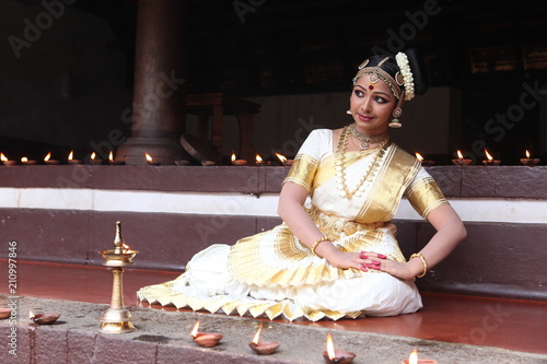 mohiniyattam or dance of enchantress is one of the classical dance forms of india,from the state of kerala.it is distinct for the costume and graceful body movements