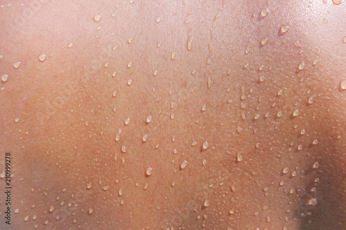 Fotografia Water drops on woman skin, close up of wet human skin texture