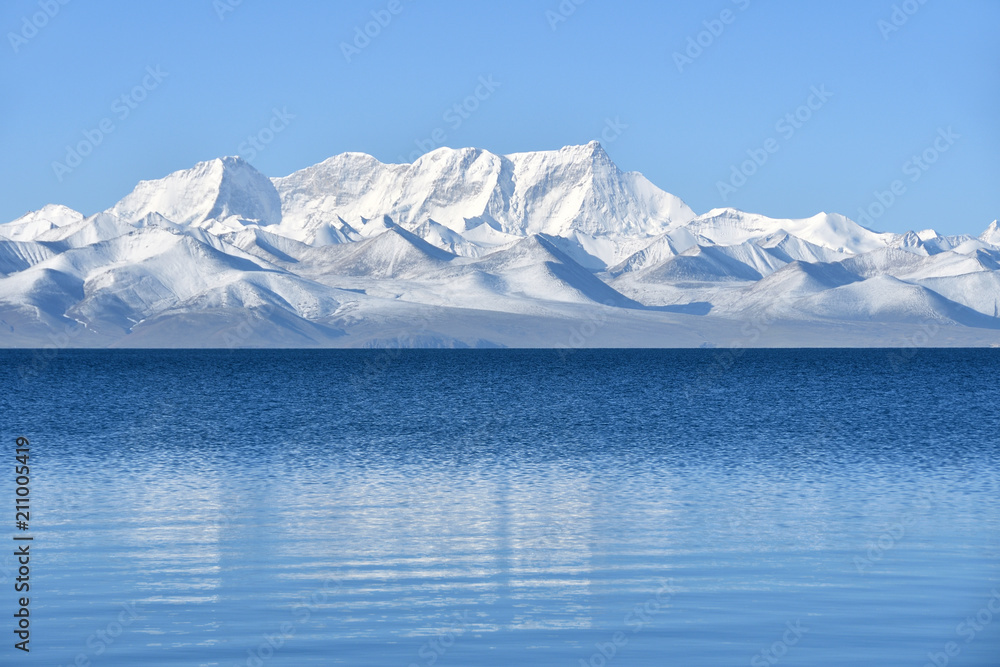 Naklejka premium Тибет, соленое озеро Нам-Тсо (Nam Tso) в ясную погоду и гора Ньечен Тангла