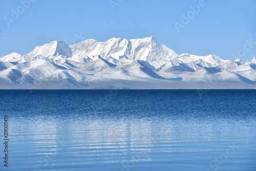 Тибет, соленое озеро Нам-Тсо (Nam Tso) в ясную погоду и гора Ньечен Тангла