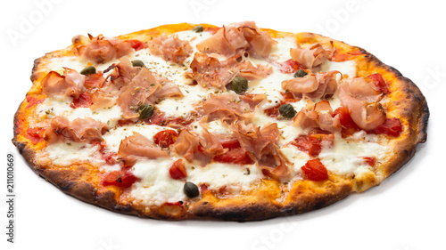 Pizza with prosciutto cotto ham, mozzarella, tomato sauce, capers and oregano 