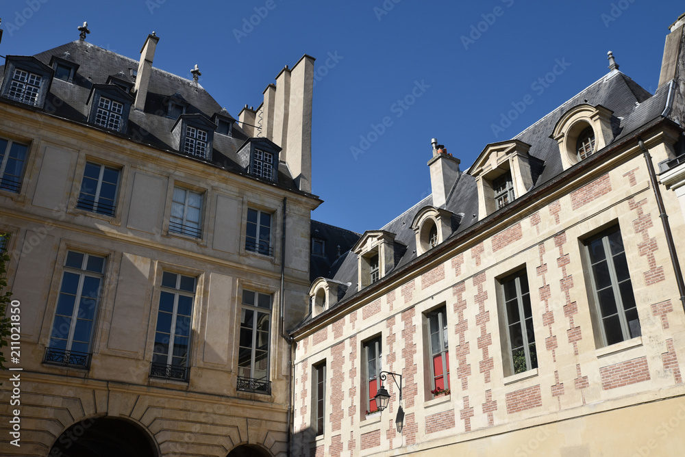 Immeuble pierre et brique à Paris, France